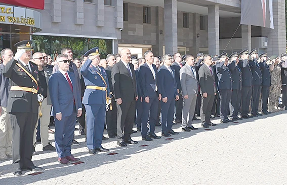 29 EKİM ÇELENK SUNMA TÖRENİ GERÇEKLEŞTİRİLDİ