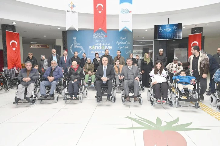 AKÜLÜ TEKERLEKLİ SANDALYELER TÖRENLE DAĞITILDI