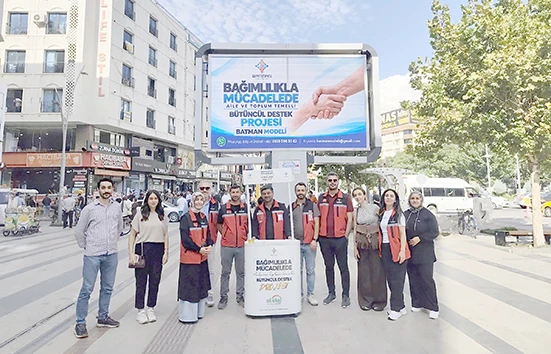 &ldquo;BATMAN MODELİ&rdquo; G&Uuml;LİSTAN CADDESİ&rsquo;NDE VATANDAŞLARLA BULUŞTU