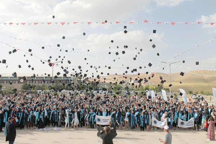 BAT&Uuml;&rsquo;DE MEZUNİYET T&Ouml;RENİ YAPILDI