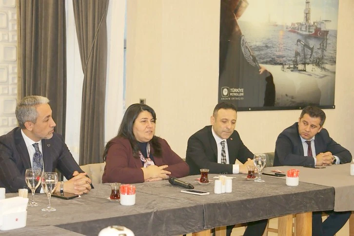 BAYAN CANALP, KADIN FUTBOLCULARI AĞIRLADI