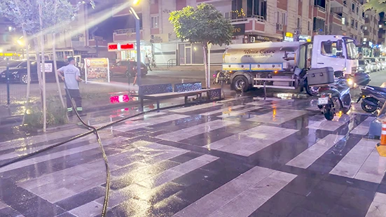 BELEDİYEDEN GECE BOYUNCA TEMİZLİK