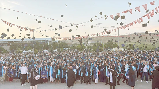 BİNLERCE ÖĞRENCİ KEP ATARAK MEZUN OLDU