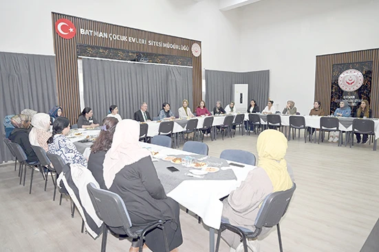 &Ccedil;OCUK EVLERİ SİTESİNDE ANNELER G&Uuml;N&Uuml; ETKİNLİĞİ