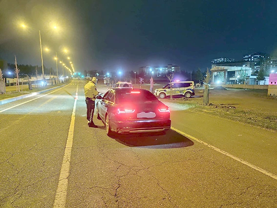 EMNİYET&rsquo;TEN &Ccedil;EVRE YOLU&rsquo;NDA GECE DENETİMİ