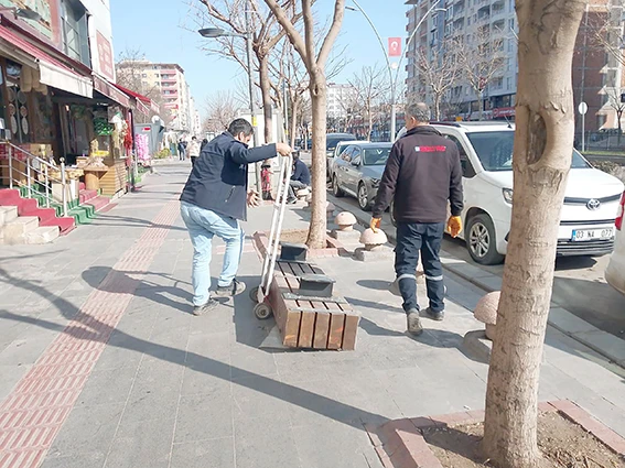 ESKİ BANKLAR YENİLENİYOR