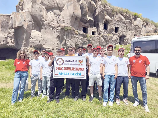 GEN&Ccedil;LER AHLAT&rsquo;TA TARİH VE MİLLİ ŞUURLA BULUŞTU