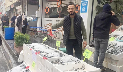 HAMSİ BOLLUĞU FİYAT DÜŞÜRDÜ