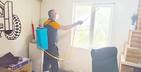 İLA&Ccedil;LAMA VE LARVA M&Uuml;CADELESİ S&Uuml;R&Uuml;YOR