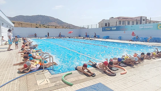 KOZLUK&rsquo;TA 1001 KİŞİ Y&Uuml;ZME &Ouml;ĞRENİYOR