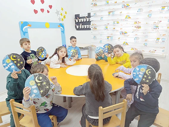 MİNİK ELLERLE GECE VE G&Uuml;ND&Uuml;Z&Uuml;N RENKLİ YOLCULUĞU