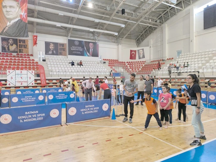 MİNİK &Ouml;ĞRENCİLER EĞLENMEK İ&Ccedil;İN YARIŞIYOR