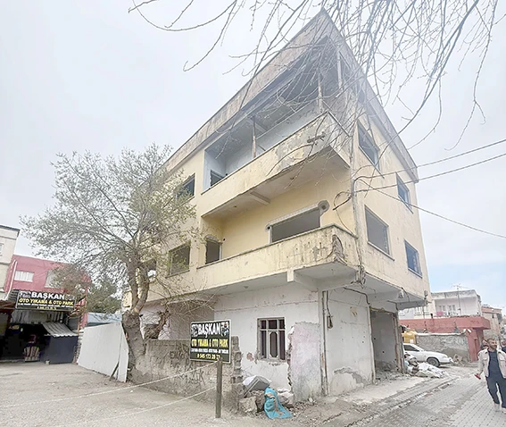 METRUK YAPILARIN YIKIMI SÜRÜYOR