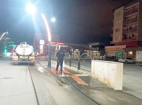 GECE MESAİSİYLE TEMİZLİK &Ccedil;ALIŞMALARI S&Uuml;R&Uuml;YOR