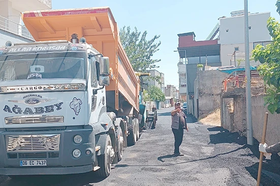 BELEDİYE ASFALT VE YOL &Ccedil;ALIŞMALARINI HIZLANDIRDI
