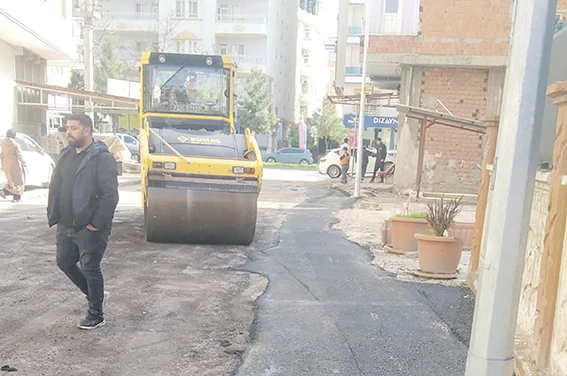 BELEDİYE SAHADA &Ccedil;ALIŞMALARINI S&Uuml;RD&Uuml;R&Uuml;YOR