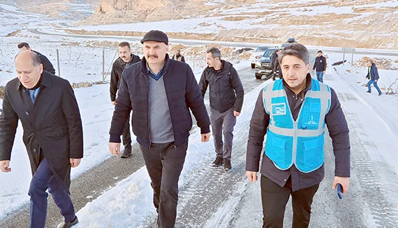 KIŞLAK K&Ouml;Y&Uuml; YOLUNDA KARLA M&Uuml;CADELE EKİPLERİNE ZİYARET