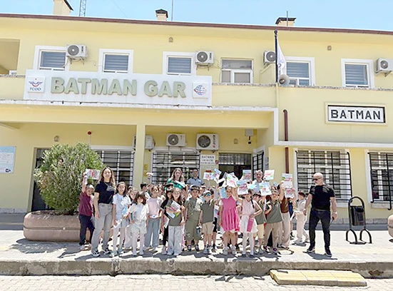 BATMAN GARI’NDA ÖĞRENCİLERE DEMİRYOLU GÜVENLİĞİ EĞİTİMİ