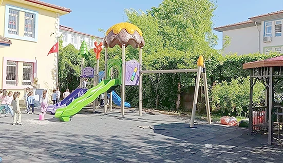 OKUL BAHÇELERİ YENİ OYUN ALANLARIYLA RENKLENİYOR
