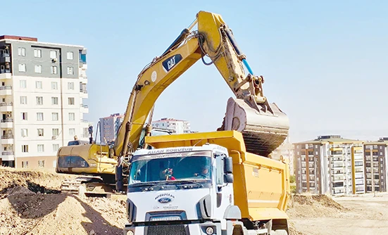 FEN İŞLERİ EKİPLERİ KENT GENELİNDE ARALIKSIZ MESAİ YAPIYOR