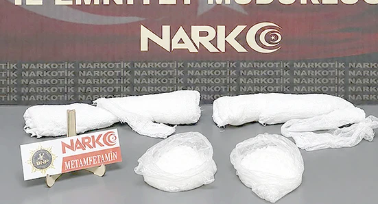 UYUŞTURUCUYU KOLUNDAKİ AL&Ccedil;IYA GİZLEDİ