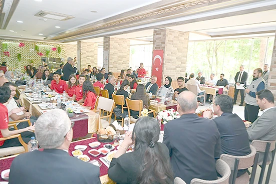 VALİ CANALP, DERECEYE GİREN ÖĞRENCİLERİ AĞIRLADI