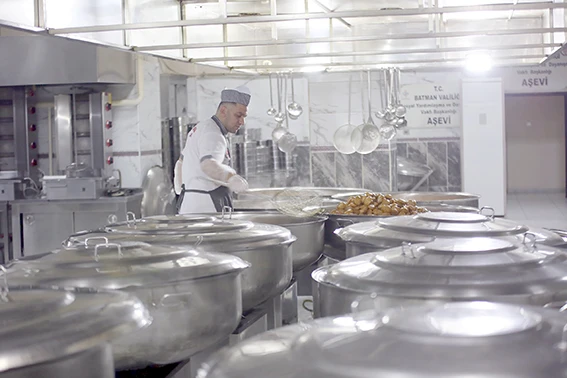 HER G&Uuml;N 2 BİN 542 KİŞİYE SICAK YEMEK ULAŞTIRILIYOR