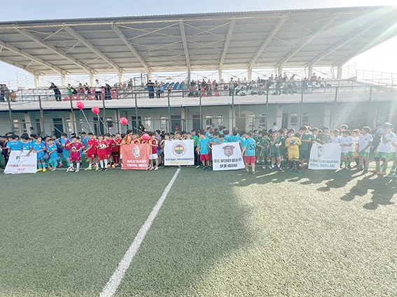 MİNİKLER FUTBOL ŞENLİĞİ COŞKUYLA BAŞLADI