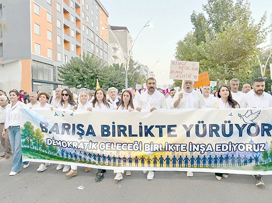 BARIŞ İ&Ccedil;İN Y&Uuml;R&Uuml;D&Uuml;LER