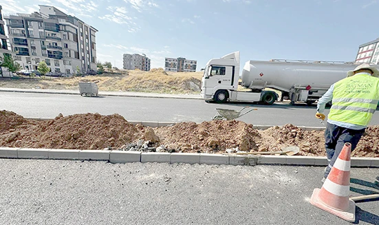 YOL VE KALDIRIMLAR YENİLENİYOR