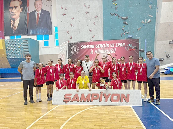 HENTBOL KIZ TAKIMI 1 SAYIYLA TÜRKİYE ŞAMPİYONU OLDU