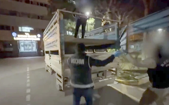 CANLI HAYVAN ARACINDAN KAÇAK SİGARA ÇIKTI!