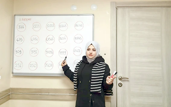 KADINLAR OKUMA-YAZMAYLA YENİ BİR HAYATA ADIM ATIYOR