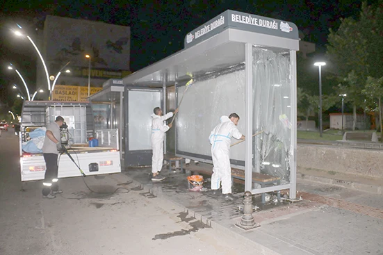 OTOB&Uuml;S DURAKLARI TEMİZLENİYOR