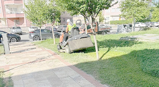 ÇİM BİÇME ÇALIŞMALARIYLA PARKLAR DAHA ESTETİK
