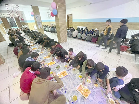 RAMAZAN&rsquo;IN BEREKETİ AFRİN&rsquo;DE YETİM SOFRALARINDA BULUŞTU