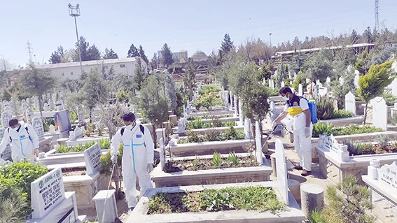 MEZARLIKLARDA YABANİ OTLARA KARŞI İLA&Ccedil;LAMA &Ccedil;ALIŞMALARI BAŞLADI