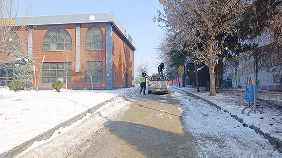 BELEDİYE&rsquo;NİN KIŞ MESAİSİ ARALIKSIZ S&Uuml;R&Uuml;YOR