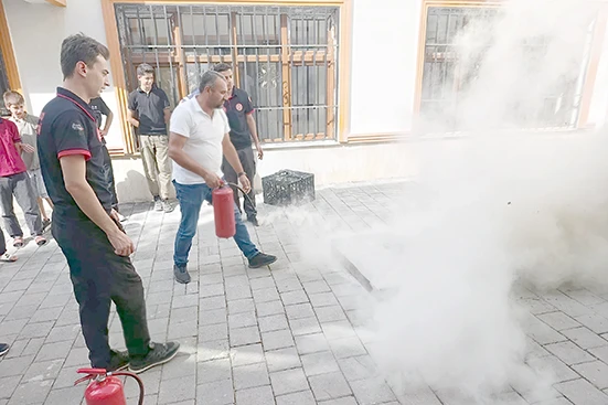 İTFAİYEDEN 80 KİŞİYE YANGIN VE ACİL DURUM EĞİTİMİ