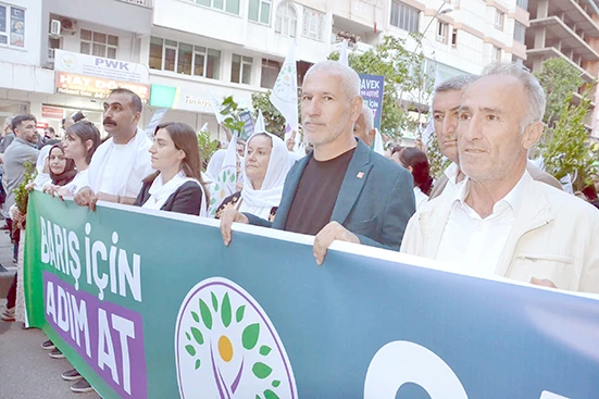 BARIŞ İÇİN ADIM ATTILAR