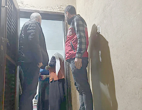 &Ccedil;OCUKLAR G&Uuml;VENDE EKİBİ SOKAKLARI TARIYOR