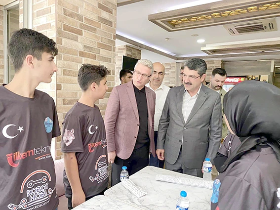 BAŞARILI ÖĞRENCİLERE MORAL YEMEĞİ