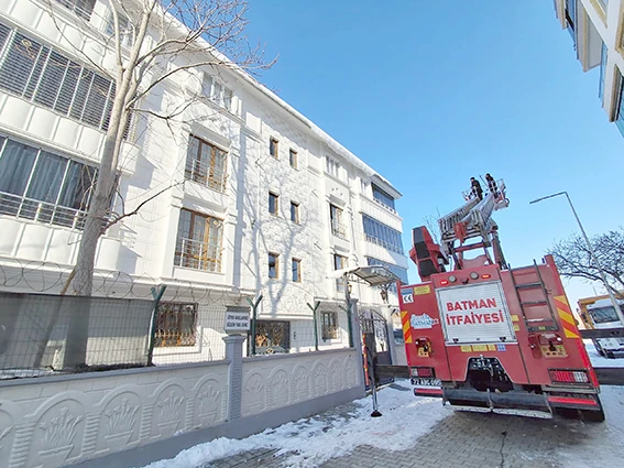 BUZ SARKITLARINA İTFAİYEDEN ANINDA M&Uuml;DAHALE