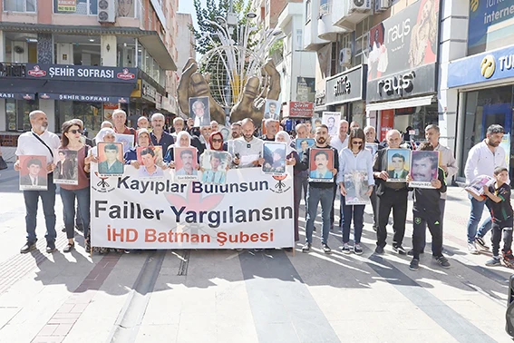 İHD, ANKARA GARI KATLİAMINDA HAYATINI KAYBEDENLERİ ANDI