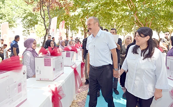 BATMANLI KADINLARA DİKİŞ MAKİNESİ DAĞITILDI