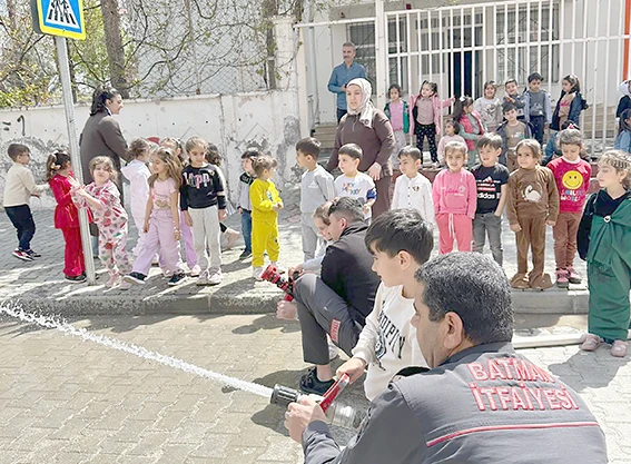 MİNİK İTFAİYECİLER G&Ouml;REV BAŞINDA!