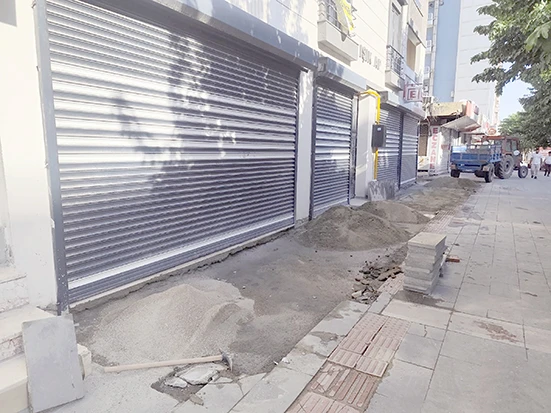 YOL, ASFALT VE PARKE &Ccedil;ALIŞMALARI S&Uuml;R&Uuml;YOR