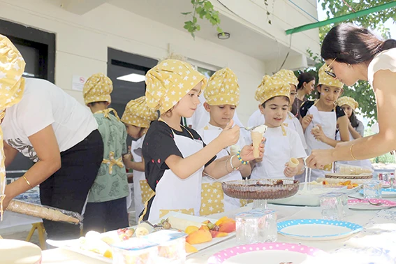 KÜÇÜK ŞEFLER KENDİ DONDURMALARINI YAPTI