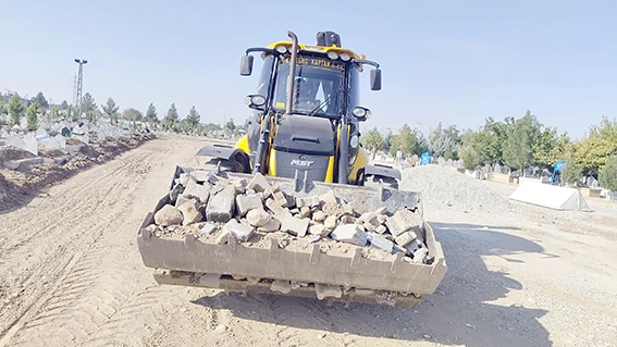 MEZARLIKLAR MÜDÜRLÜĞÜ ÇALIŞMALARINI ARALIKSIZ SÜRDÜRÜYOR