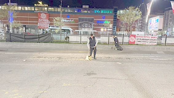 ŞAMPİYONLUK COŞKUSU SONRASI GECE BOYU TEMİZLİK